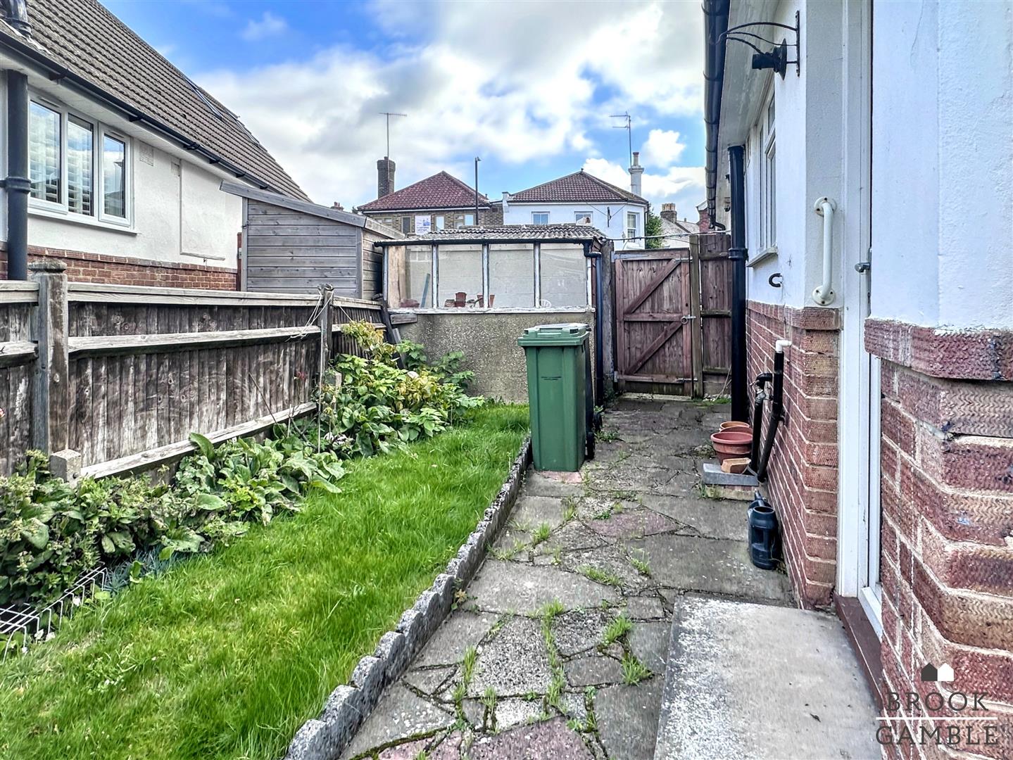 3 Bedroom House - Semi-Detached. Ocklynge Road in Eastbourne,  22